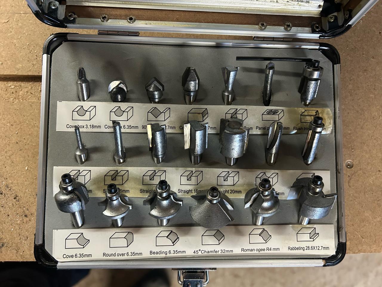 Bovenfrees Bosch POF 1400 ace met freesjes.