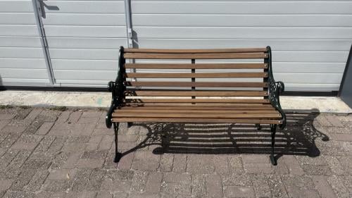 Tuinbankje met gietijzeren poten
