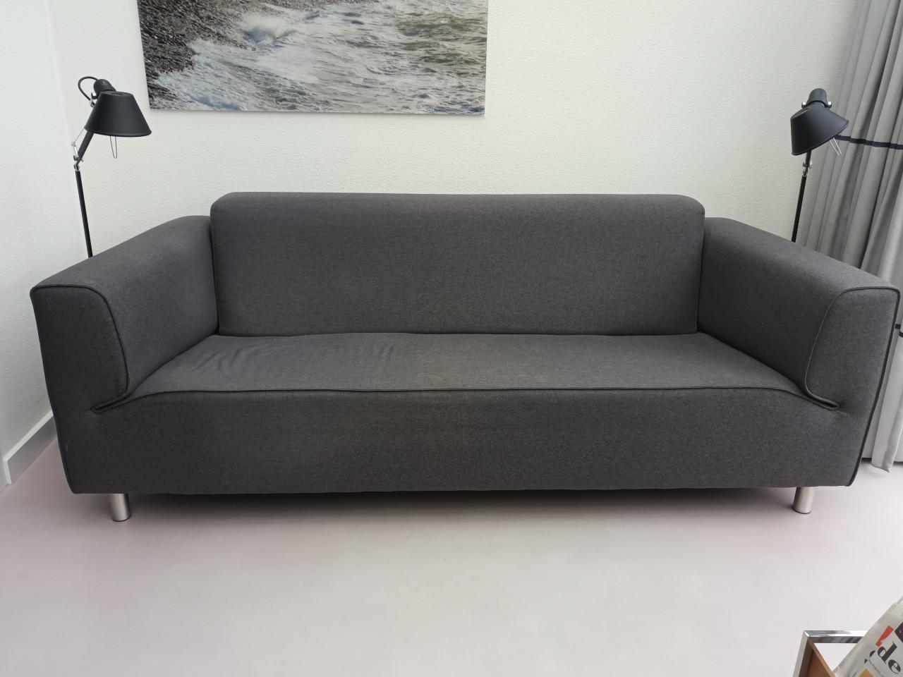 Grijze bank. 220 cm breed, 90 diep. Gratis af te halen.