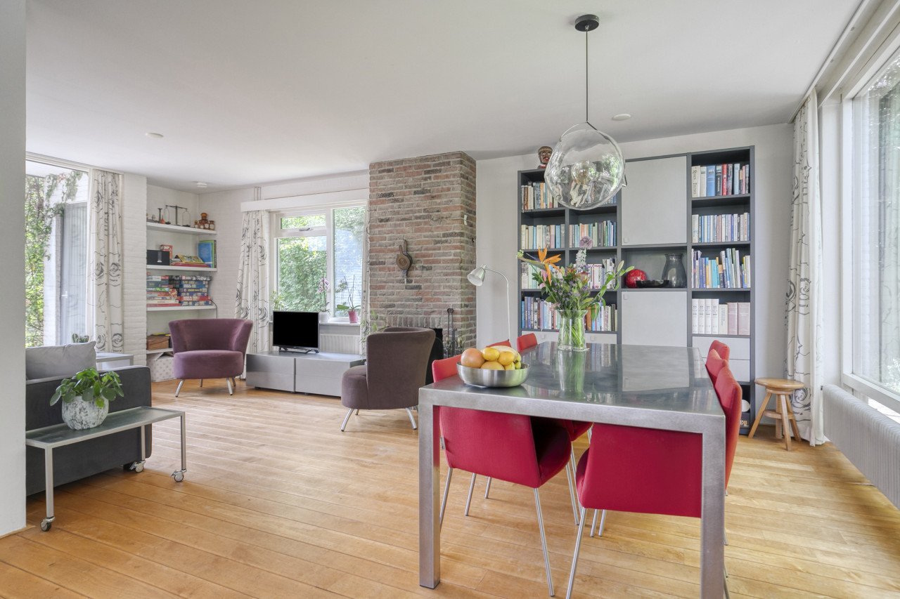 Mooi groenomzoomd vrijstaand huis met 4 slaapkamers en zeer grote badkamer