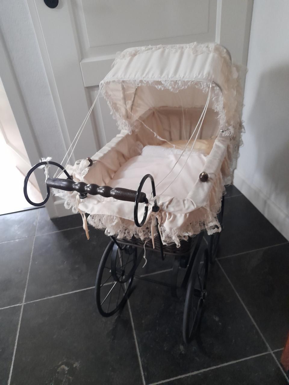 Antieke kinderwagen (in goede staat )