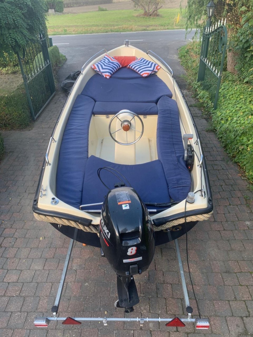 Prachtige wiedesloep 4,30 op trailer met 8 pk suzuki motor