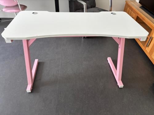 Kinderbureau met wit blad en roze poten