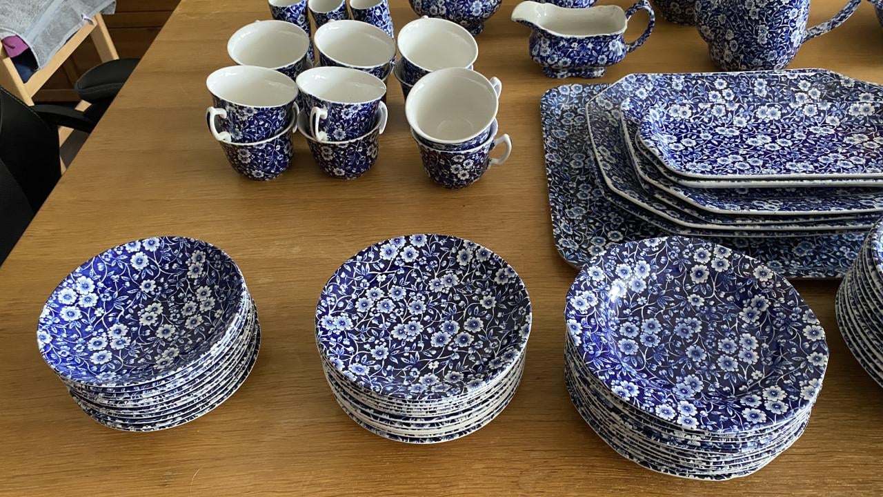 Blauw aardewerk servies