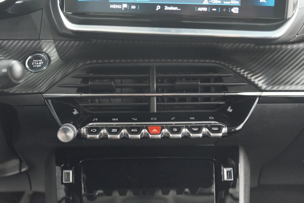 Peugeot 2008 puretech 130 allure | trekhaak | camera | navigatie | parkeers