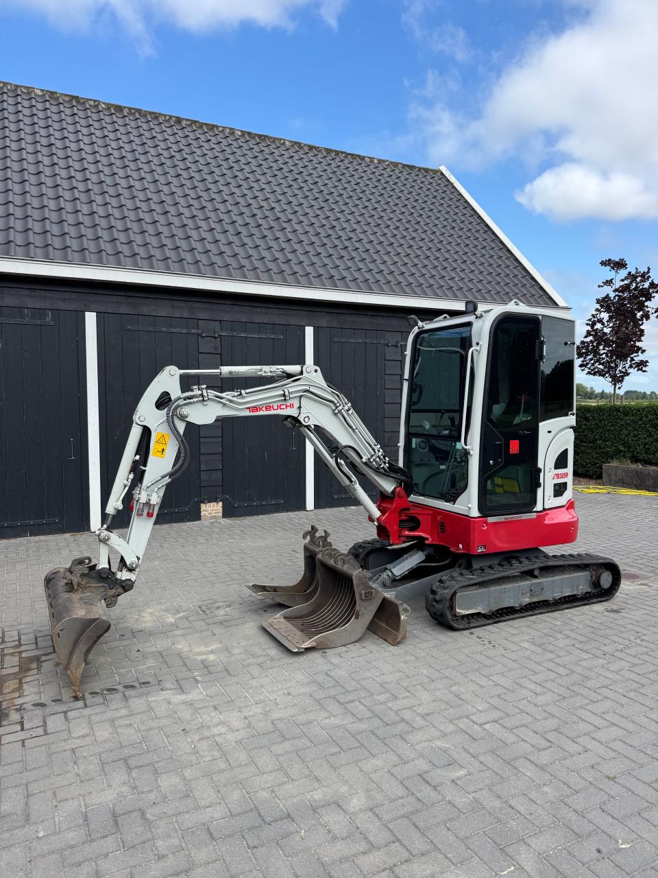 Takeuchi TB325R in hele nette staat!!