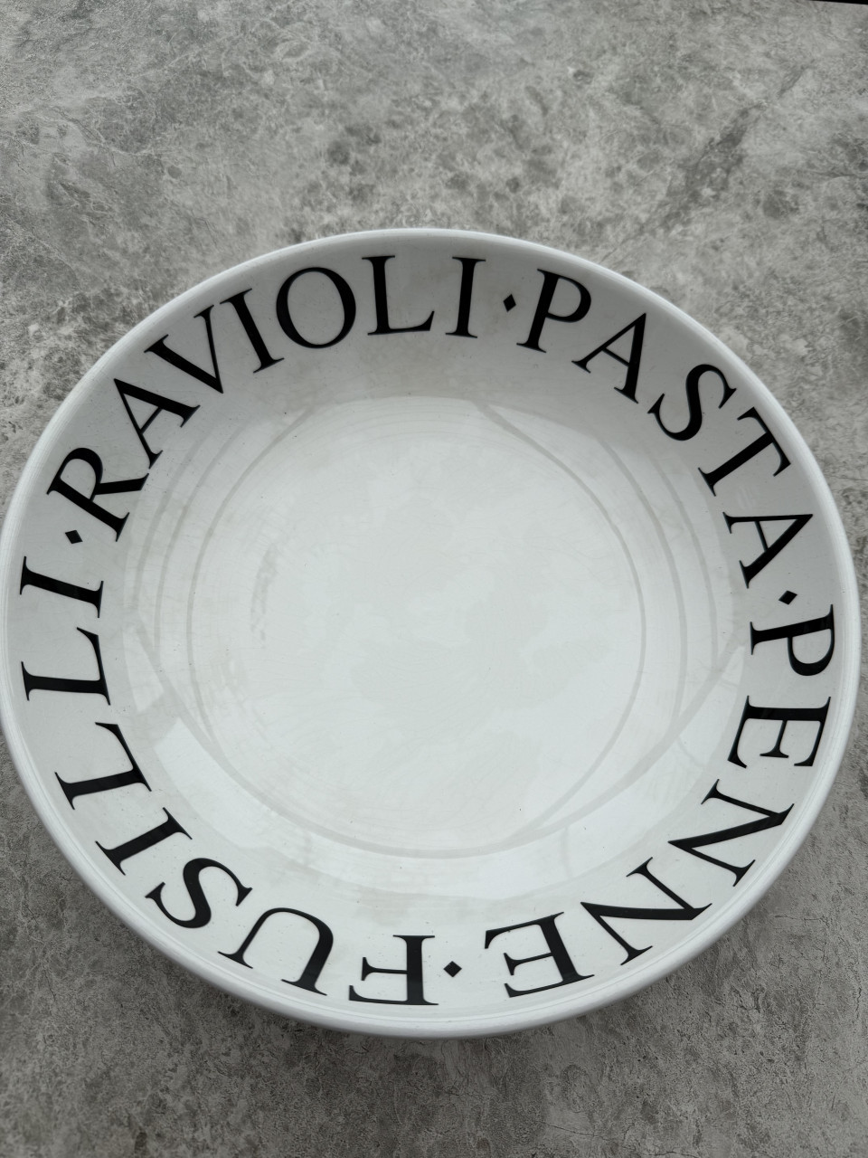 Prachtige schaal. Geen beschadigingen. Voor bv Pasta salade. 33 cm.