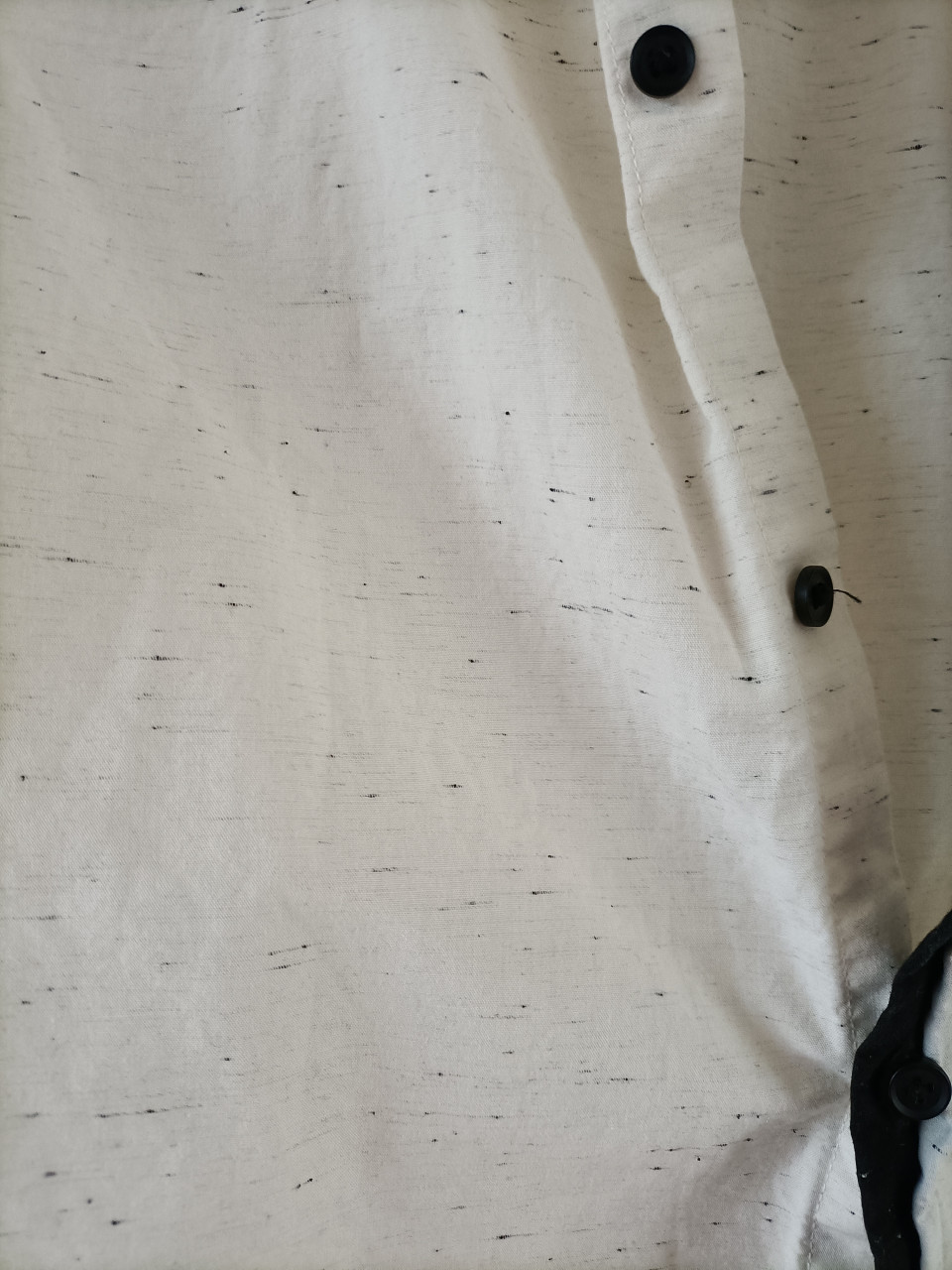Heren/jongens blouse gebroken wit met een gemêleerd zwart pikkeltje. Kiomi.