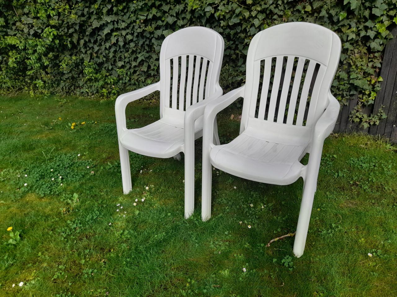 2 Tuinstoelen (stapelbaar) in goede staat