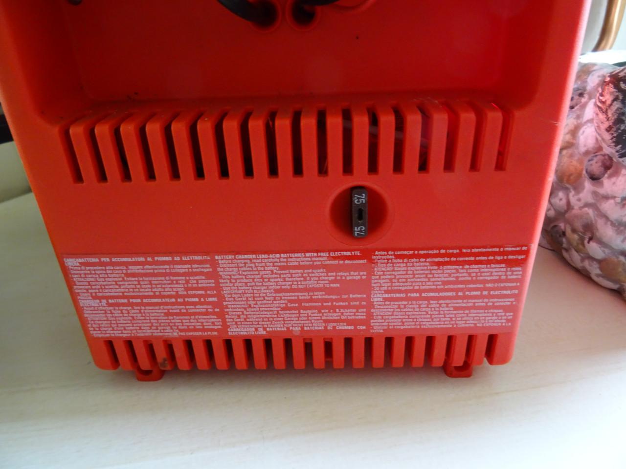 Nog bijna niet gebruikte battery charger 6 en 12 volt lader zie foto s