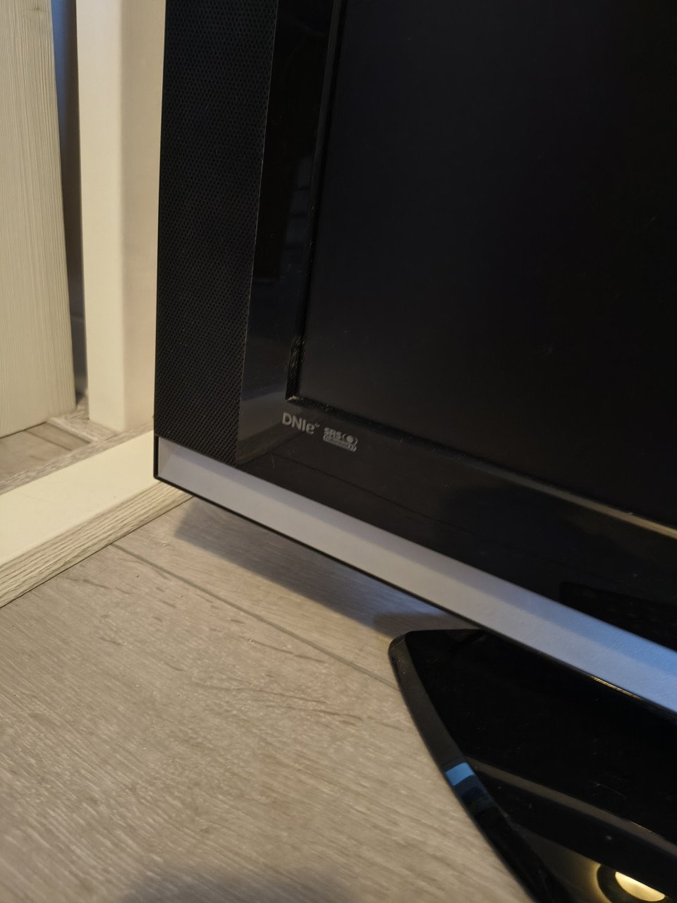 Mooie Samsung televisie met afstandsbediening. LE27S71B tv.