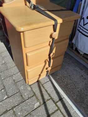 1 x Nachtkastje licht eiken  & 1 x wit Nachtkastje
