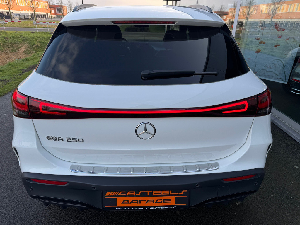 Mercedes-Benz Eqa 250 amg line 67 kwh automaat , night-pakket