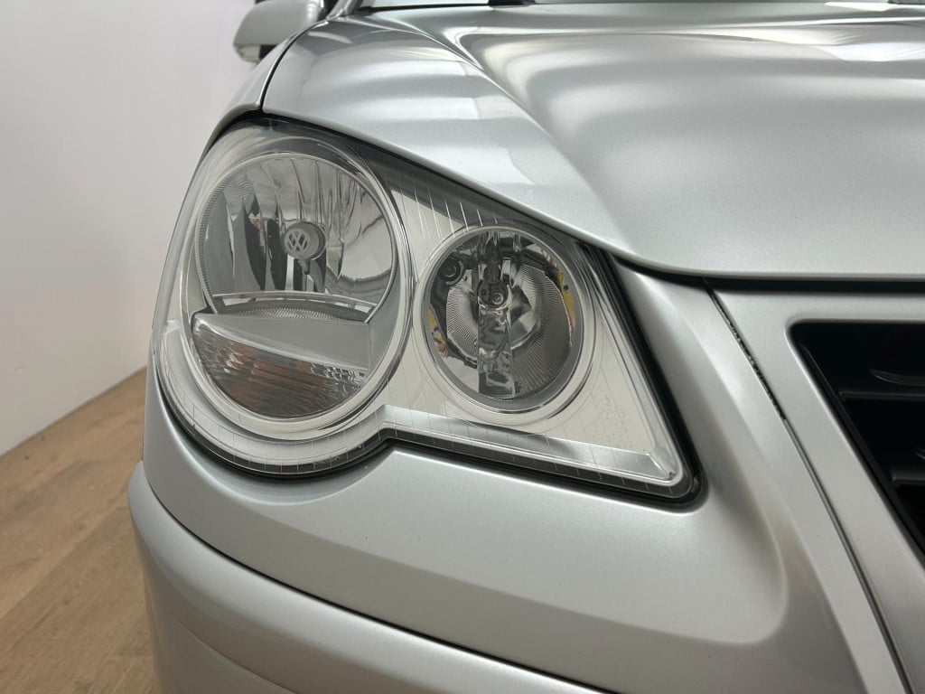 Volkswagen Polo occasion 1.4-16v sportline | grijs | automaat | airco | twe