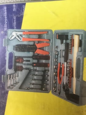 Gereedschapskoffer te koop met 100 onderdelen. Nieuw.