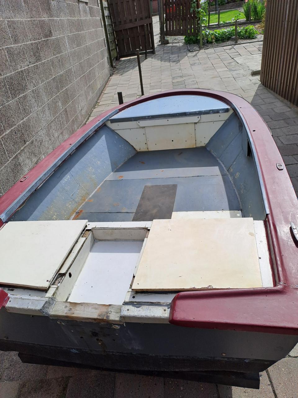 Polyester bootje met trailer.