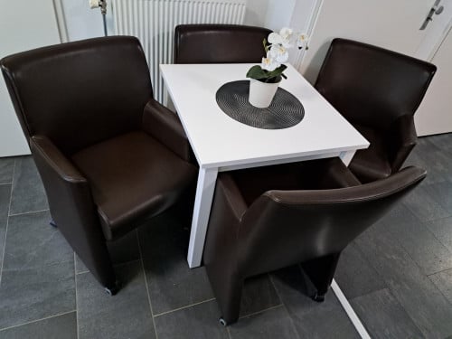 Mooie tafel & 4 bruine lederen stoelen