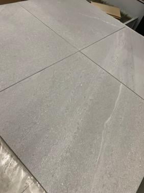 Partij vloer  wand tegels grijs , beton look .