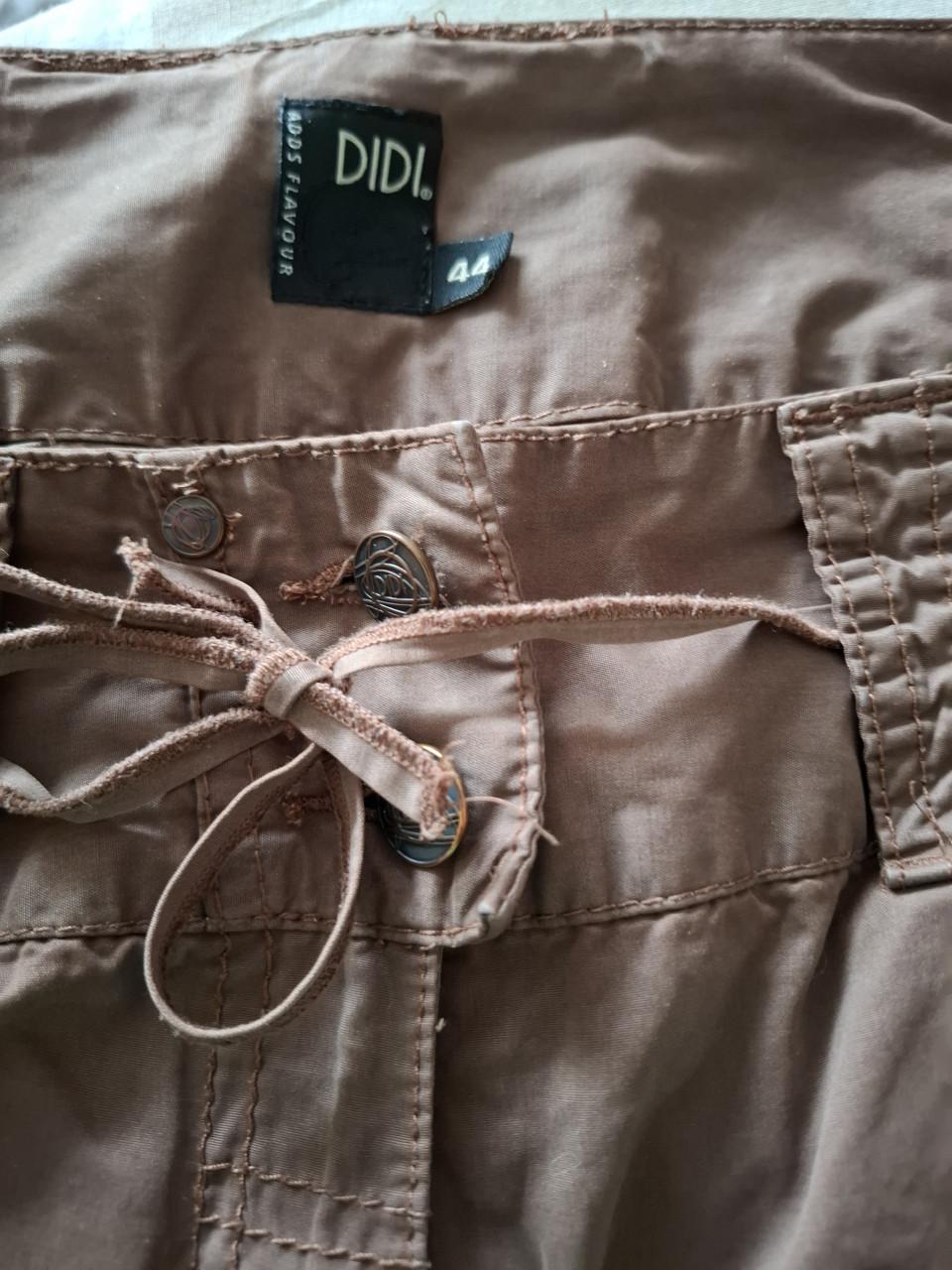 Didi broek met extra zakken en strikdetails. Bruin. Maat 44. Gedragen.