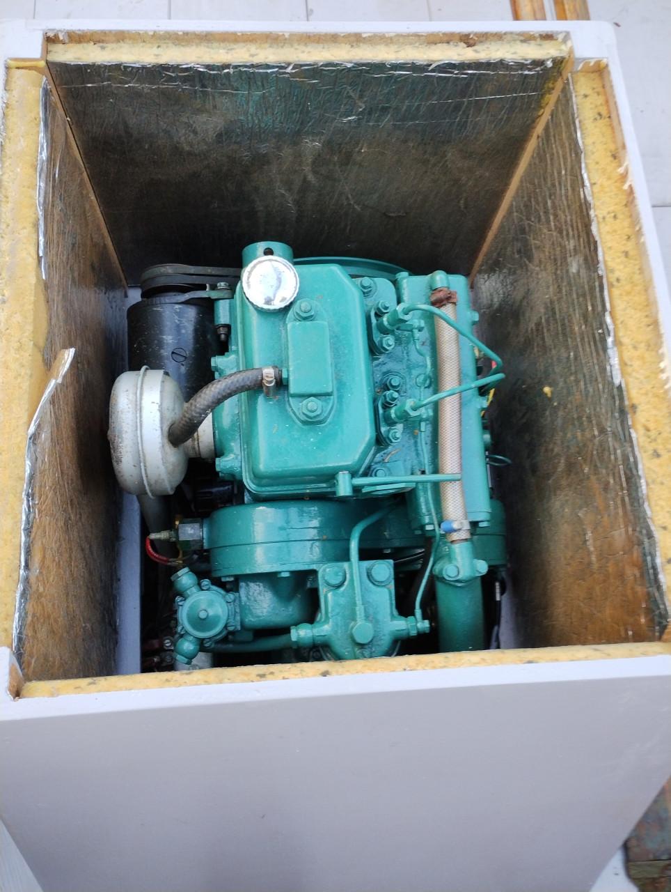 Zweedse zeilsloep 'Mojen ' overnaads met Volvo motor