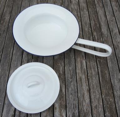 Emaille ondersteek / bedpan met deksel + emaille po