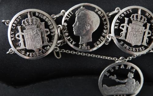 Zware Armband van 5 uitgezaagde antieke zilveren munten Spanje