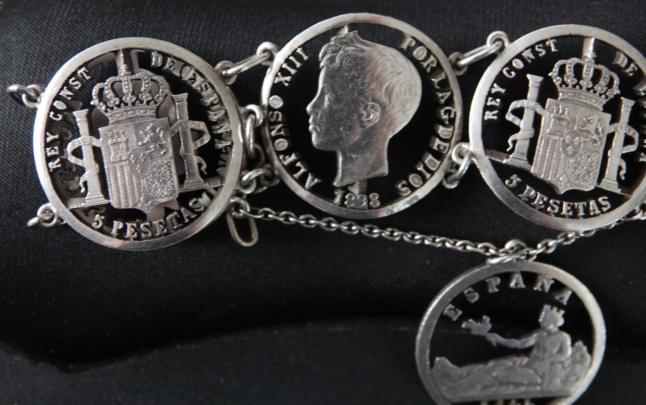 Zware Armband van 5 uitgezaagde antieke zilveren munten Spanje