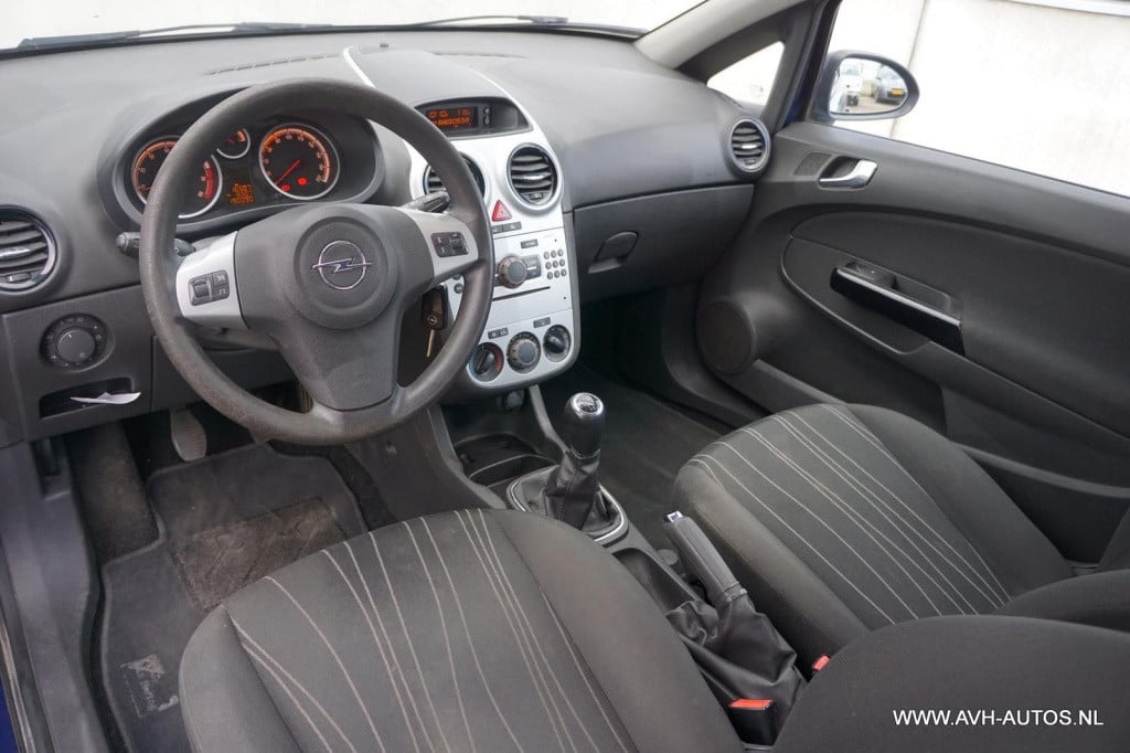 Opel Corsa 1.0-12v essentia