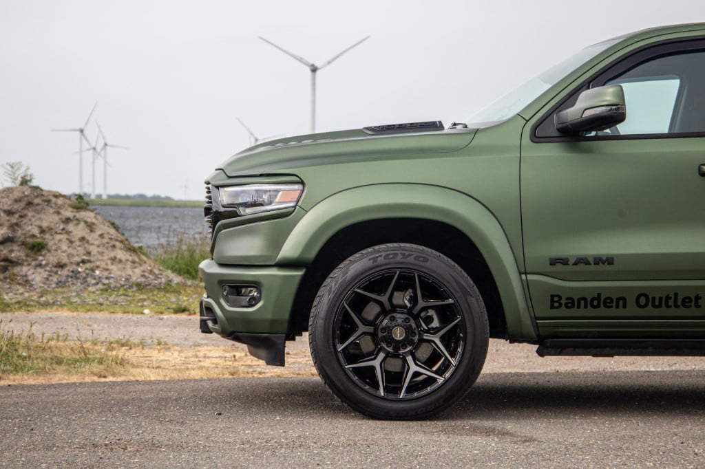 Dodge Ram 1500 5.7 v8 4x4 crew cab limited bpm vrij / all in prijs / pano /