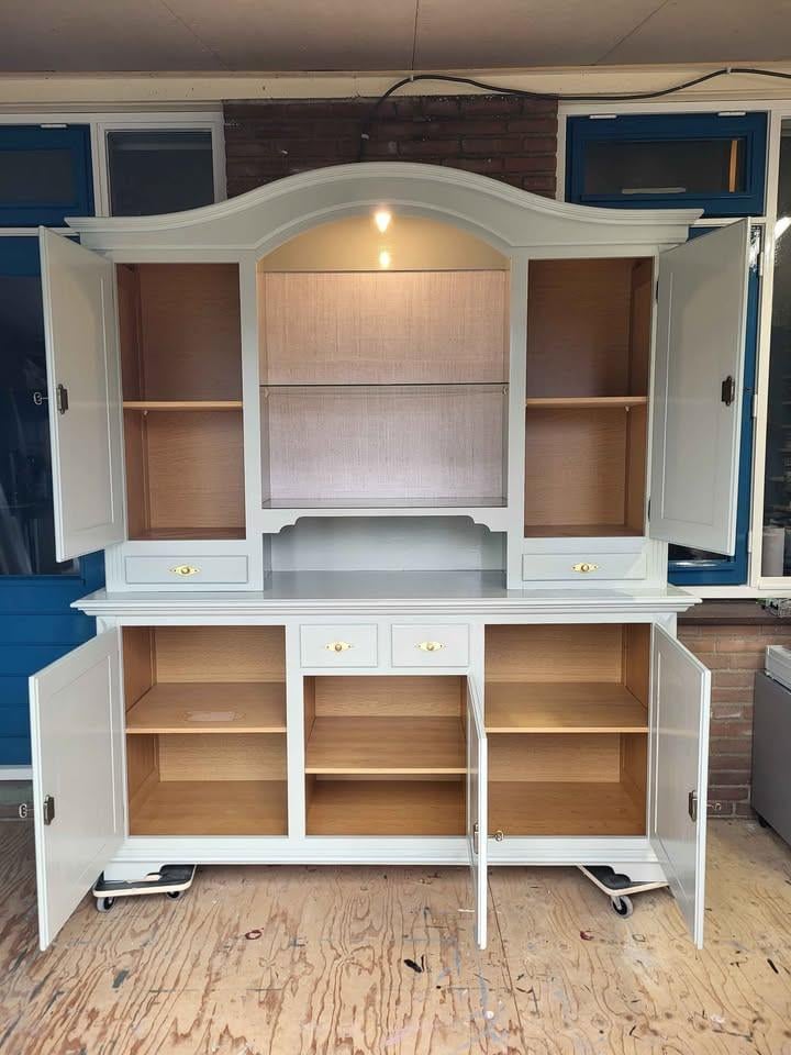 Prachtige buffetkast in de kleur saliegroen