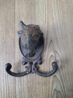 Gietijzeren koe met haakjes