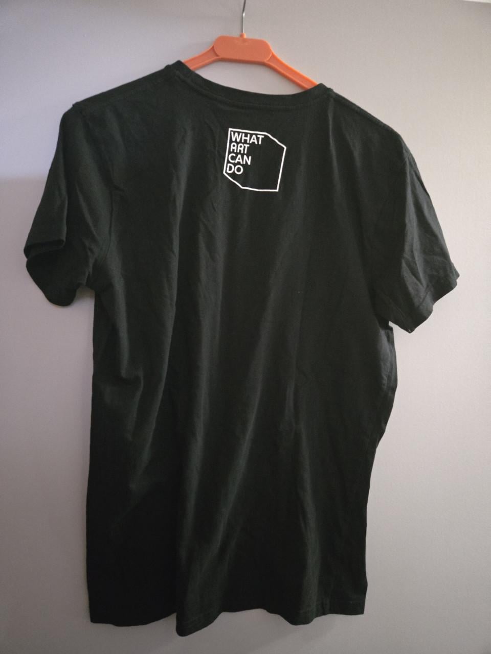 Zwart T-shirt Maat L en een zwarte sjaal met tekst "I AM A PIECE OF ART"