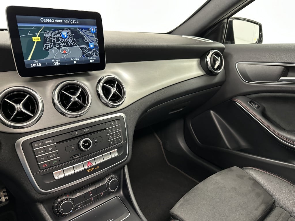 Mercedes-Benz Gla-klasse 200 amg premium | trekhaak | panoramadak | camera 