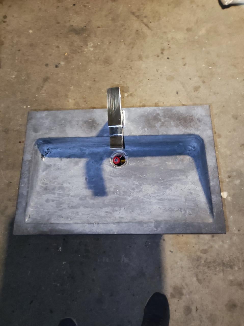 Natuurstenen wasbak met mengkraan