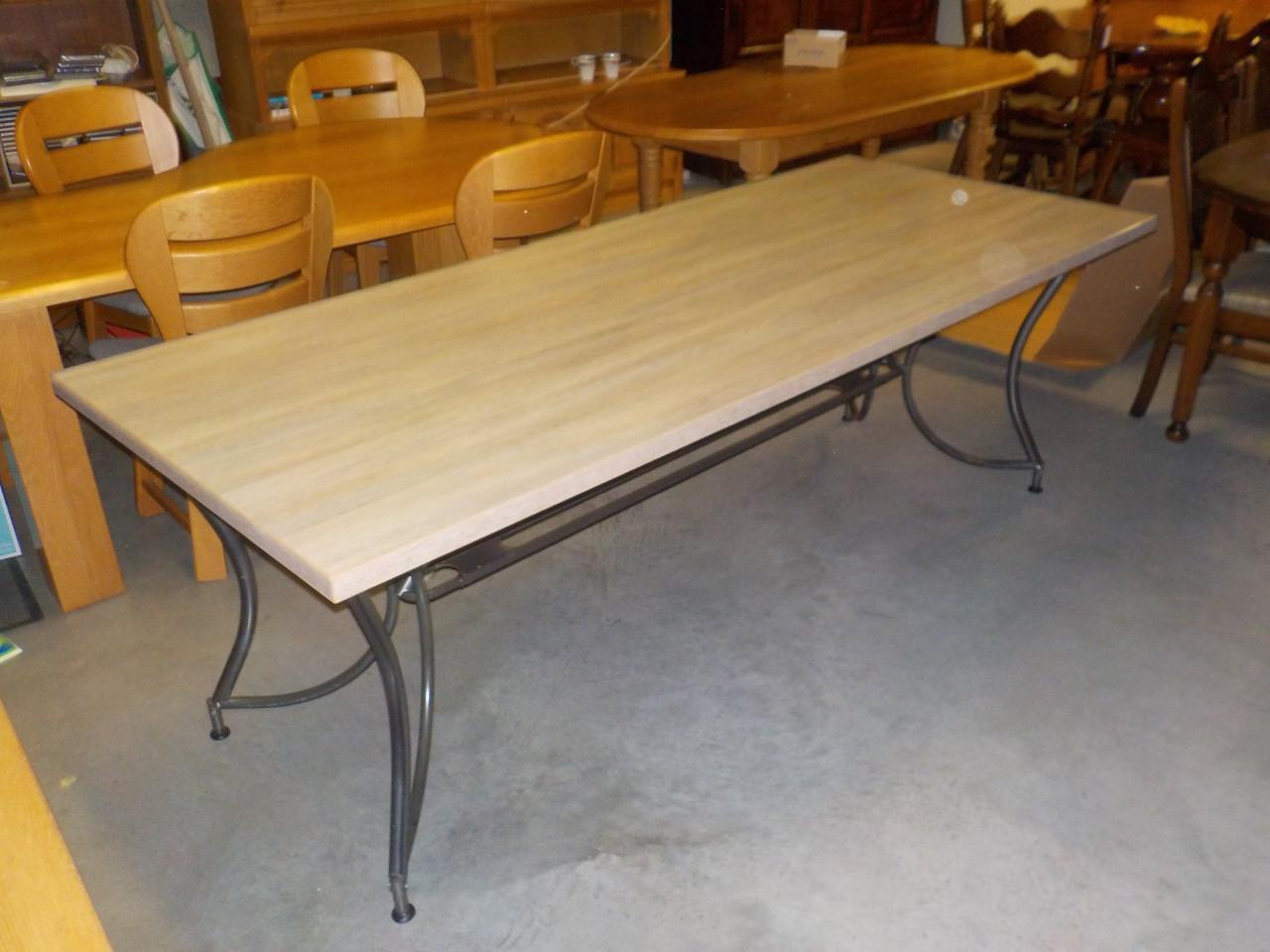Mooie kwaliteit grote eettafel 220 x 90 cm in vrijwel nieuw staat