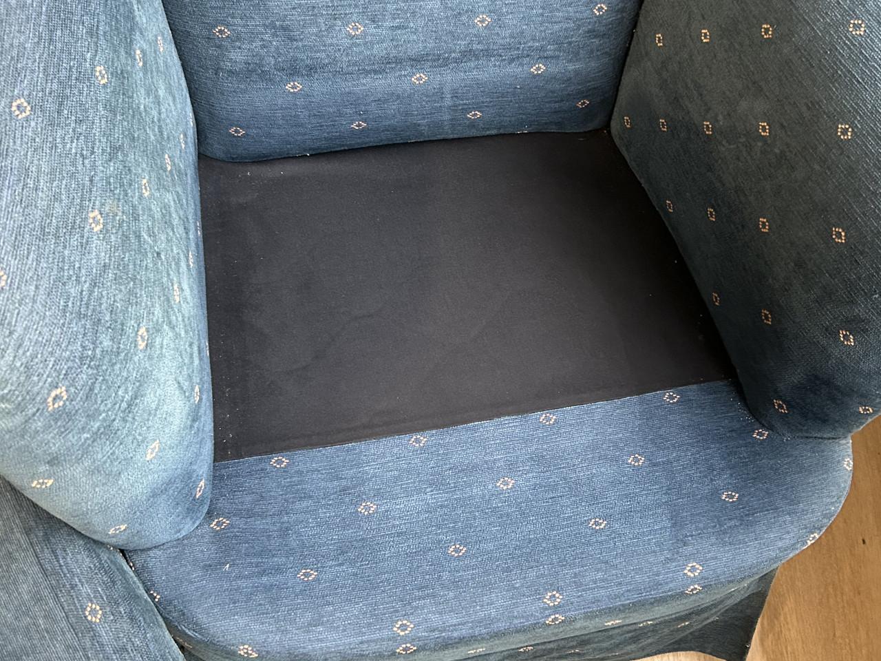 Fauteuiltje, blauw met klein geel werkje