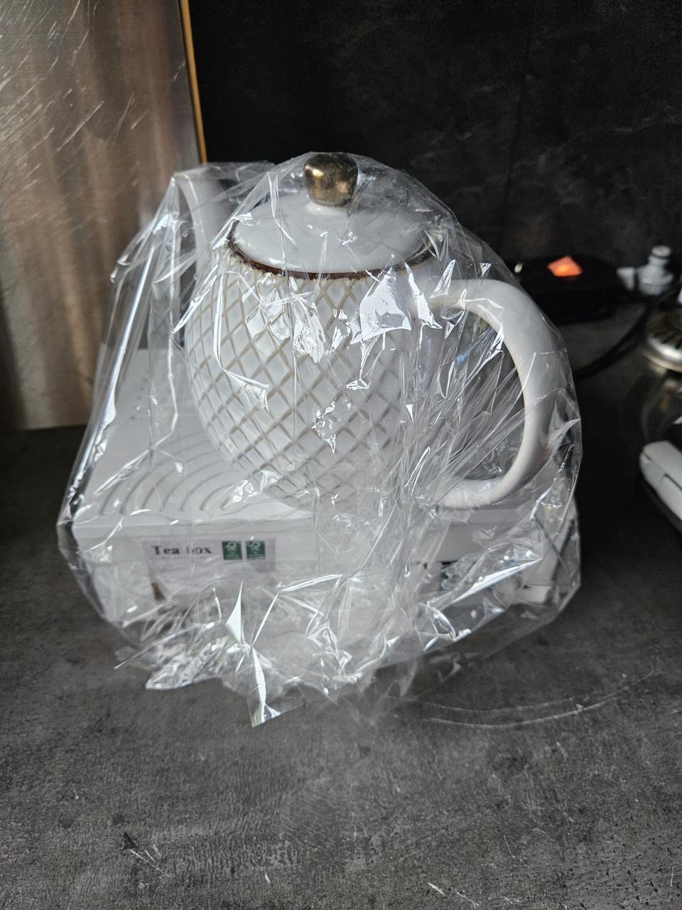 Nieuwe theepot en witte bamboe theedoos in een koop...