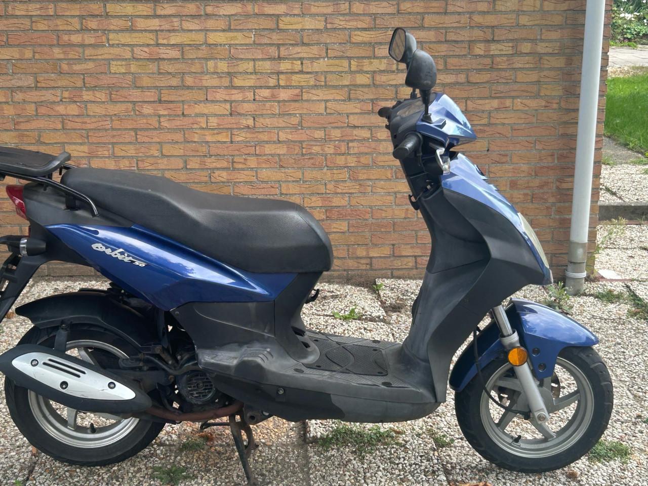 Sym orbit 50 geel kenteken 52 km/h