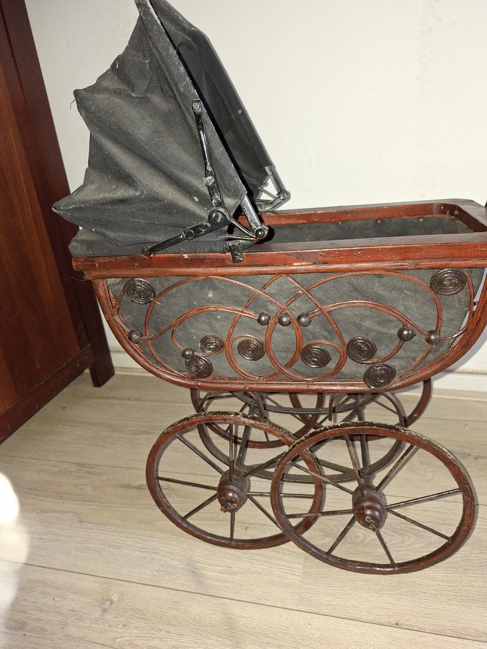 Vintage poppenwagen riet