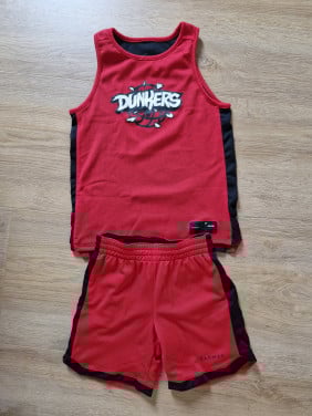 Mooi zwart / rood basketbal tenue