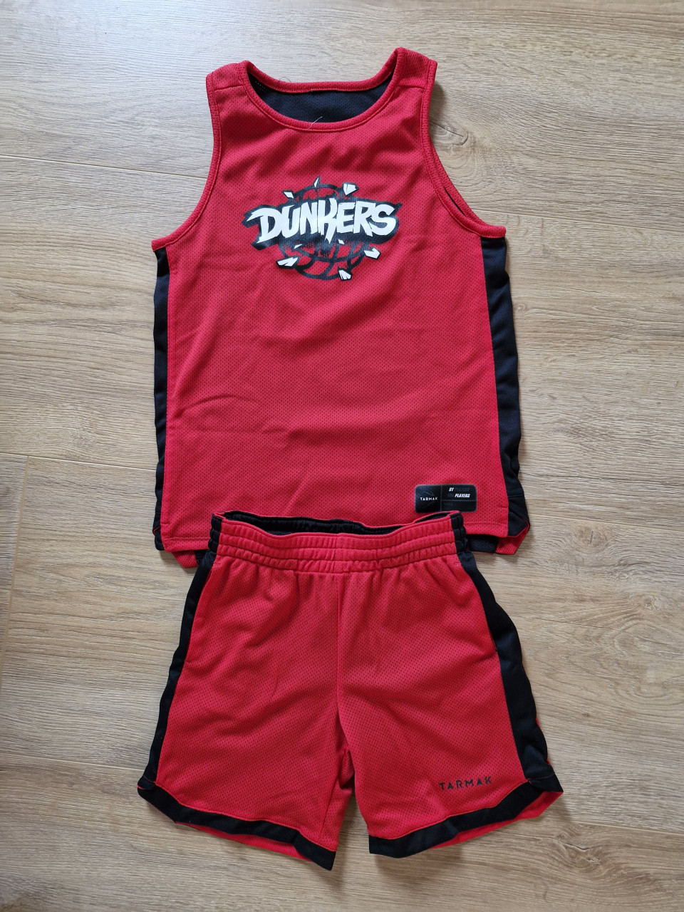 Mooi zwart / rood basketbal tenue