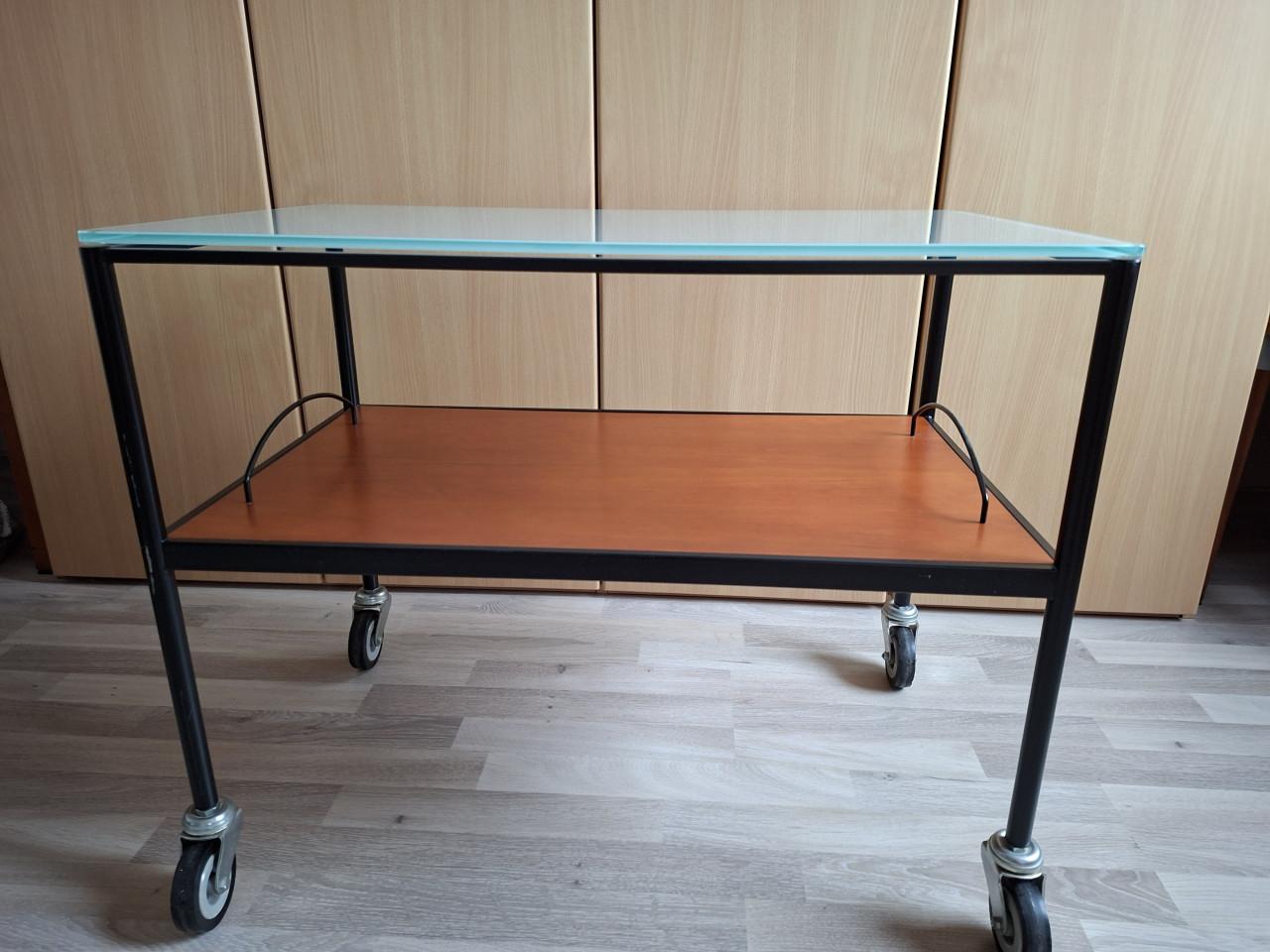 Open tv kastje van zwart metaal met melkglas en donker hout