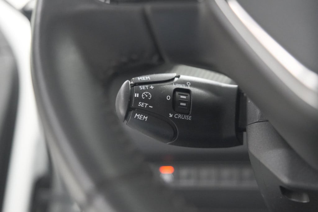 Peugeot 2008 puretech 102 allure pack | allseason banden | parkeersensoren 