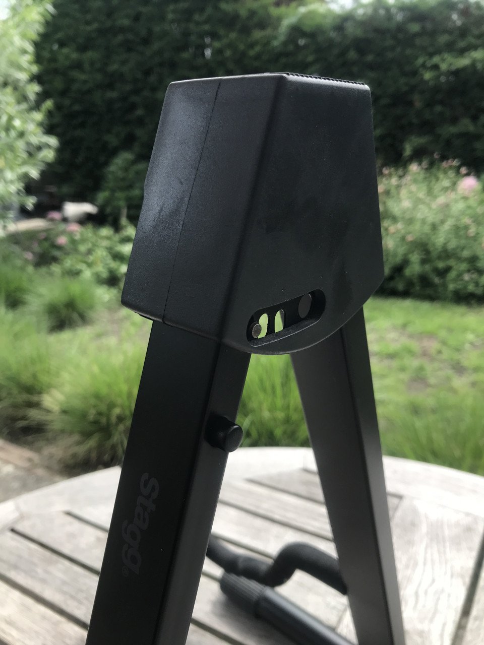 Gitaar-, muziekblad en voetstandaard