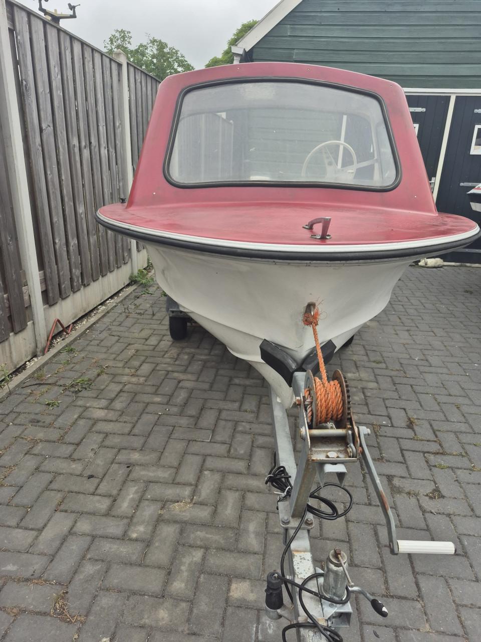 Leuk kajuit/visbootje met trailer