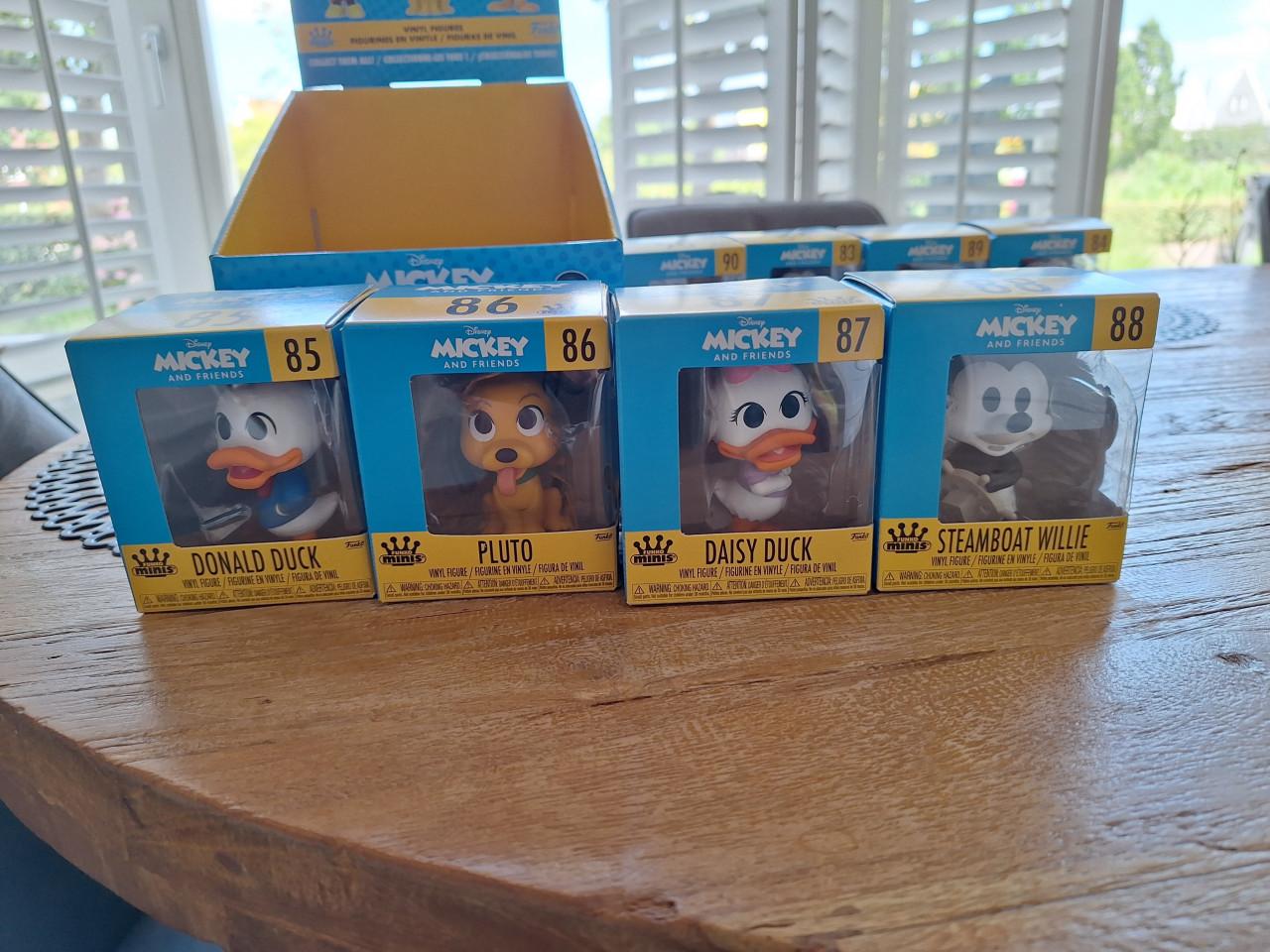 Funko pops mickey and friends + display box (COMPLETE SET)