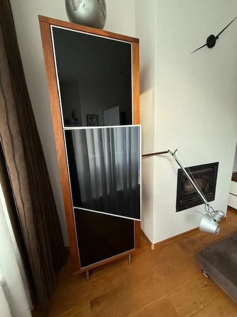 Bert Plantagie hoge wandkast walnotenhout/zwartglas