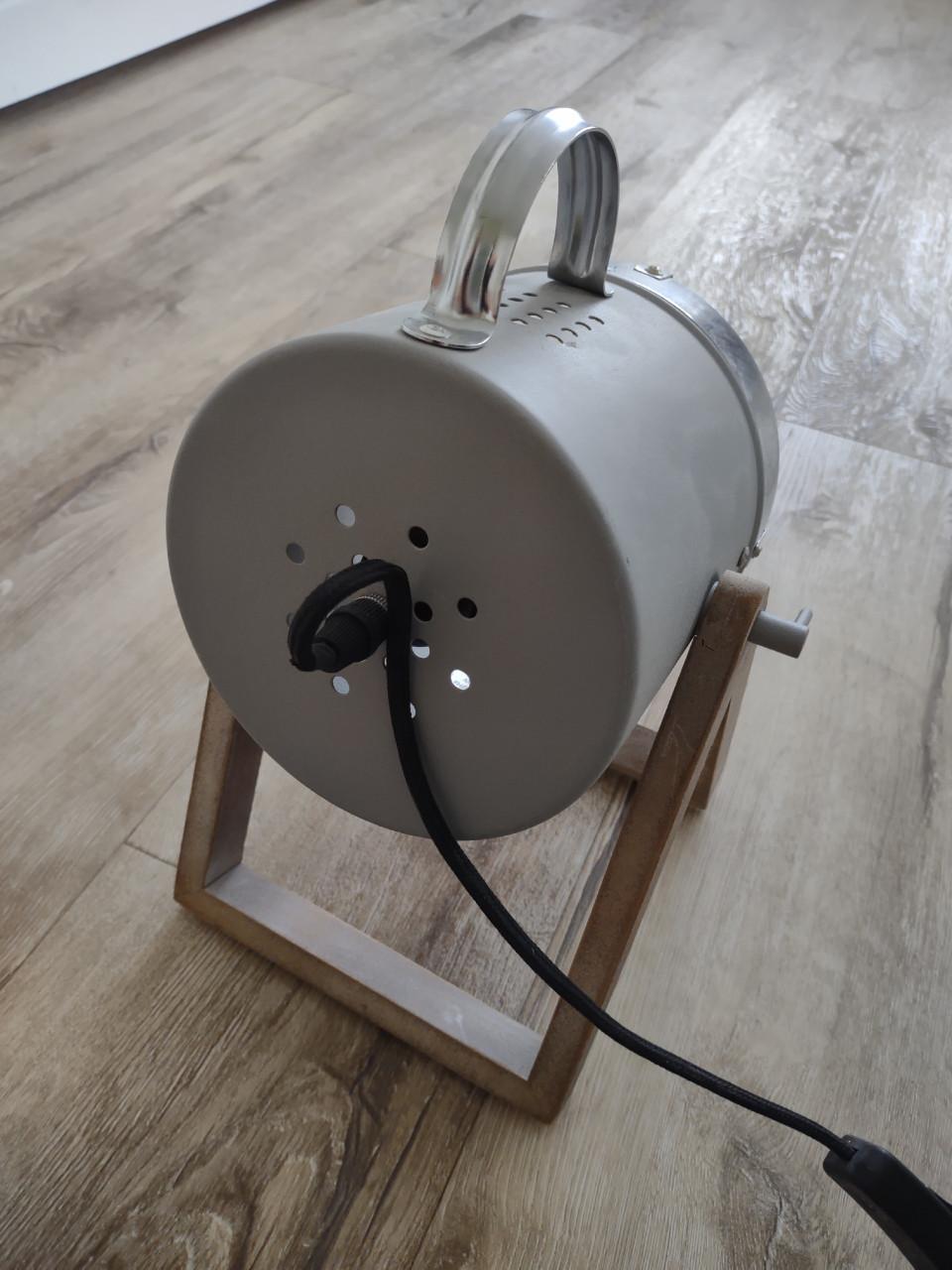 Prachtige grijze tafellamp met houten poot, verstelbare lamp
