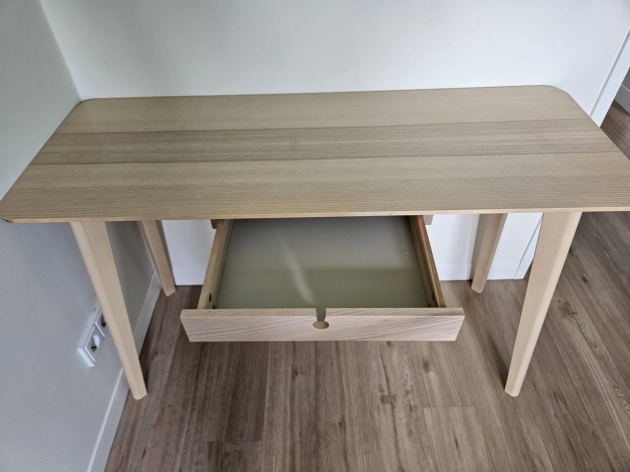 Smal bureau/sidetable Ikea Lisabo