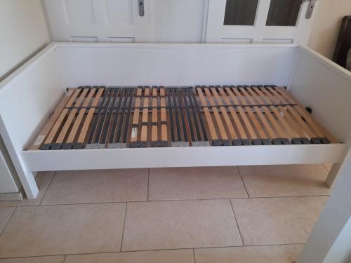 Massief houten bed 90 x 200 (in goede nette staat )